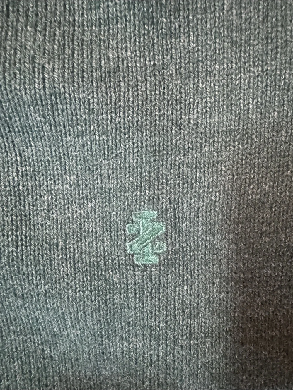 Izod Men's pine Green V-Neck Sweater men’s L